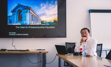 Ken Singer z UC Berkeley při své návštěvě inspiroval k proměně role učitelů