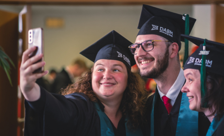Do cíle došlo 17 nových absolventů datového MBA. Takhle proběhla promoce
